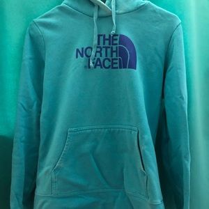 North face women’s hoodie with front pocket.